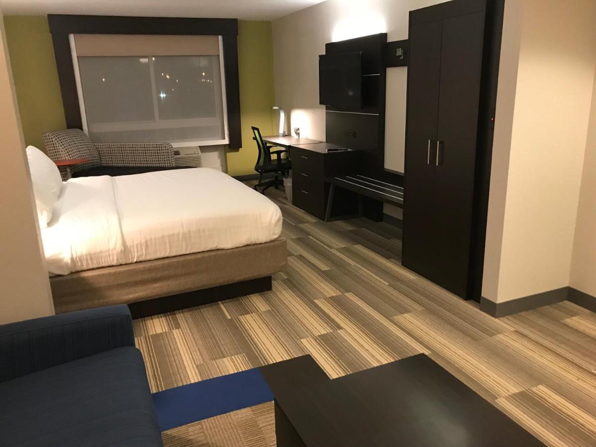 King Suite at Holiday Inn Express Hotel & Suites Canton by IHG