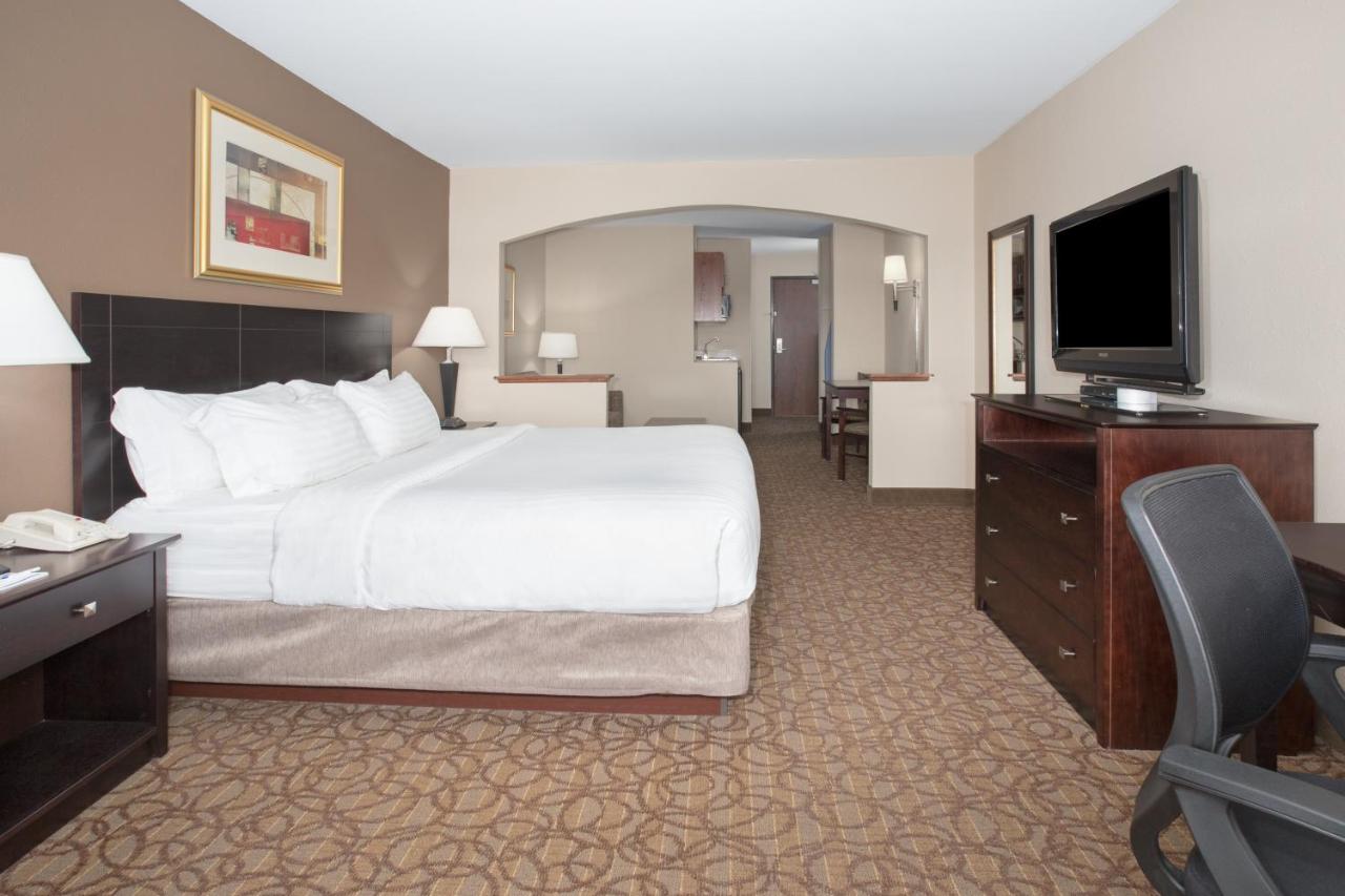 King Suite - Disability Access at Holiday Inn Express Hotel & Suites Concordia by IHG