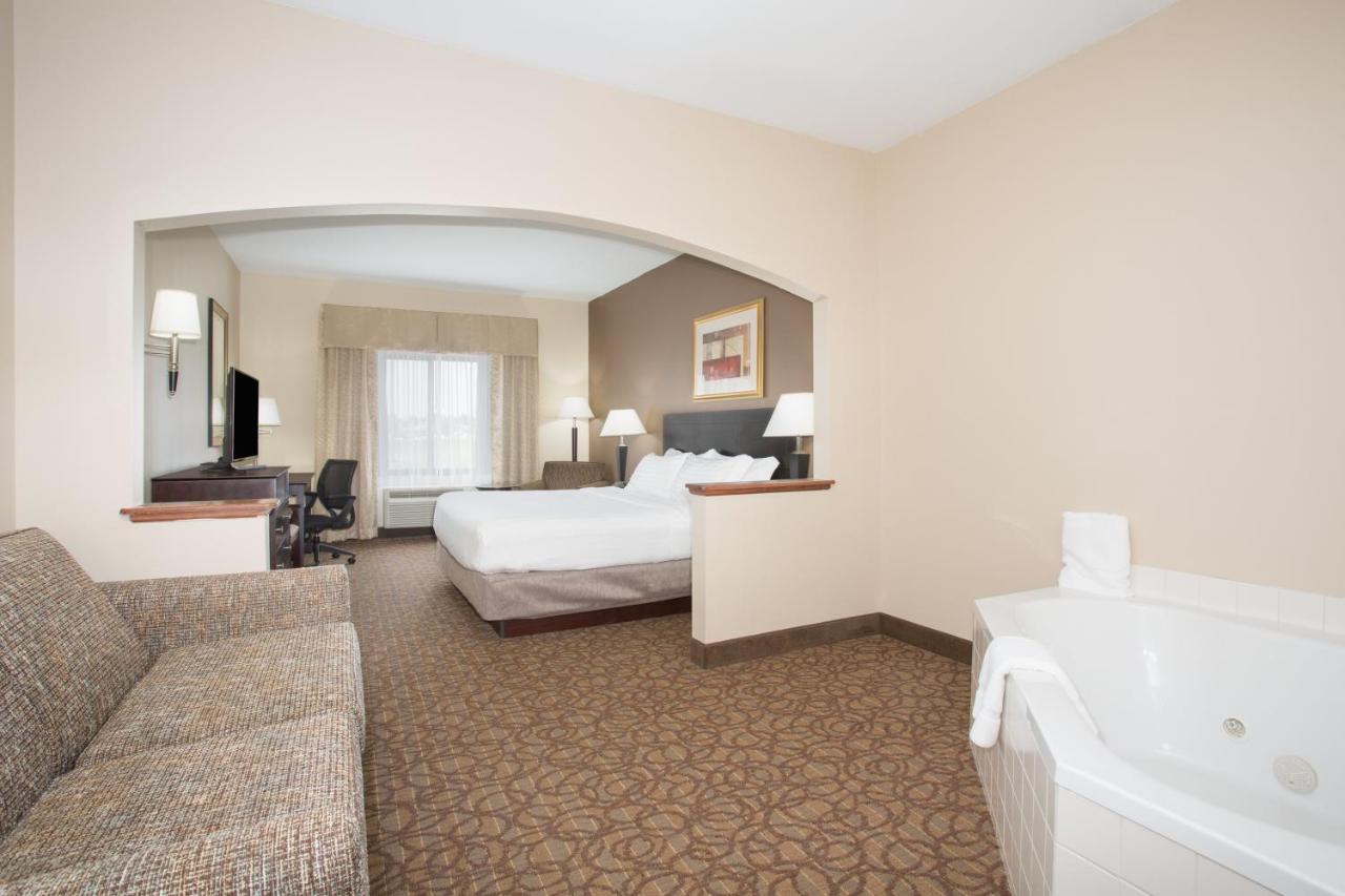 King Suite with Spa Bath at Holiday Inn Express Hotel & Suites Concordia by IHG