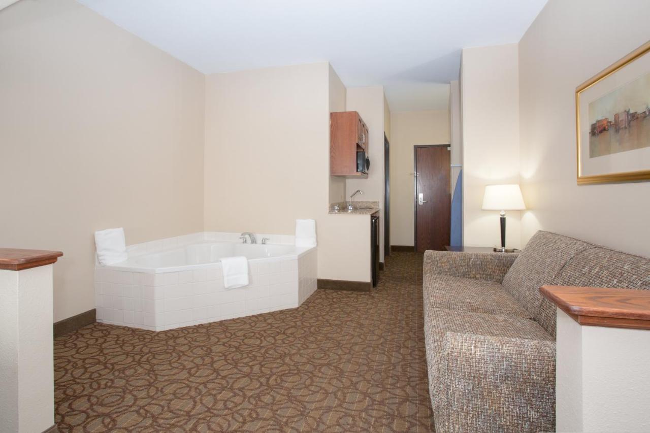 King Suite with Spa Bath at Holiday Inn Express Hotel & Suites Concordia by IHG