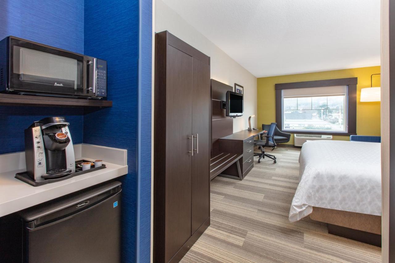 King Room with Mountain View at Holiday Inn Express Hotel & Suites Seaside-Convention Center by IHG