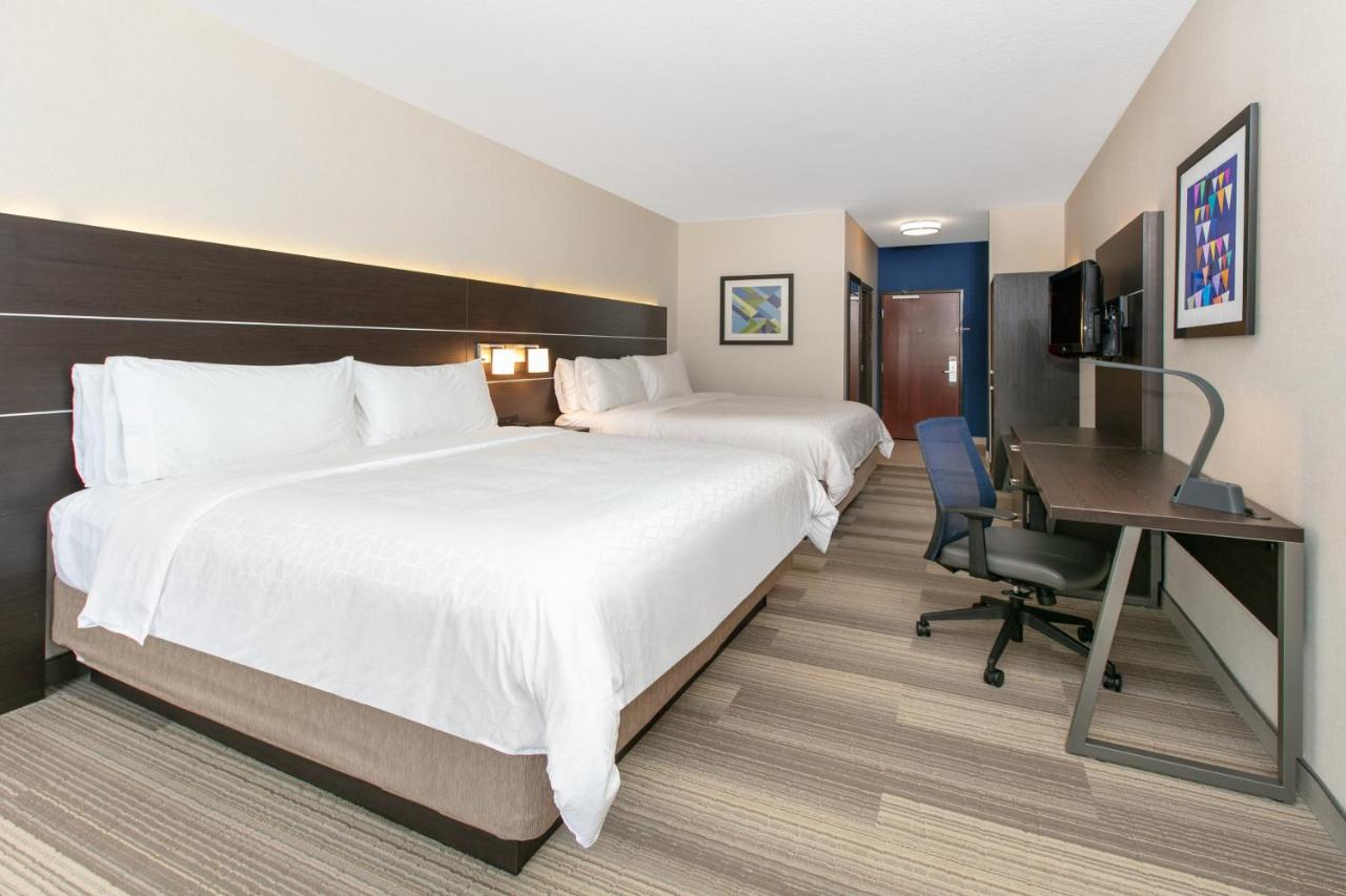 Two King Room with Mountain View  at Holiday Inn Express Hotel & Suites Seaside-Convention Center by IHG