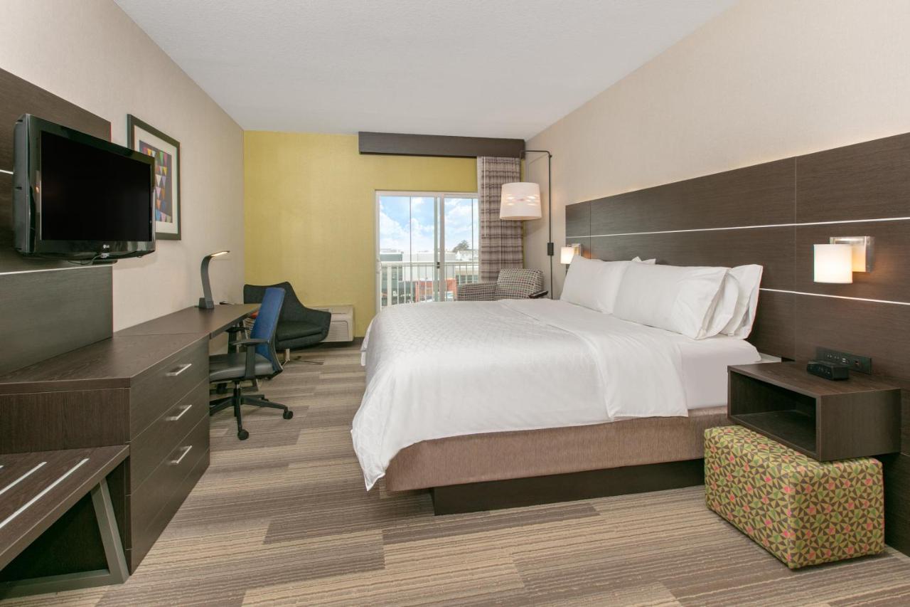 King Room with River View at Holiday Inn Express Hotel & Suites Seaside-Convention Center by IHG