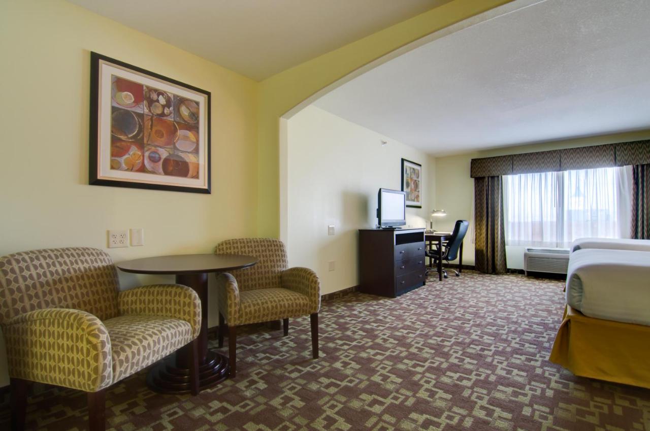 Queen Suite with Two Queen Beds at Holiday Inn Express Hotel & Stes Kansas City Sports Complex by IHG