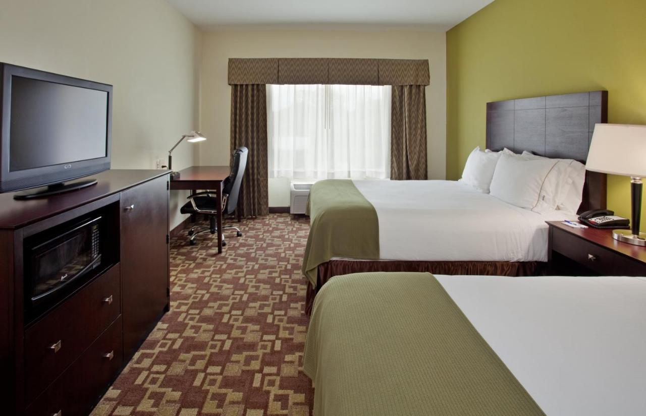 Queen Room with Two Queen Beds at Holiday Inn Express Hotel & Stes Kansas City Sports Complex by IHG