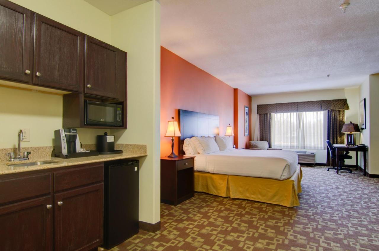 King Feature With Jacuzzi - Non-Smoking at Holiday Inn Express Hotel & Stes Kansas City Sports Complex by IHG