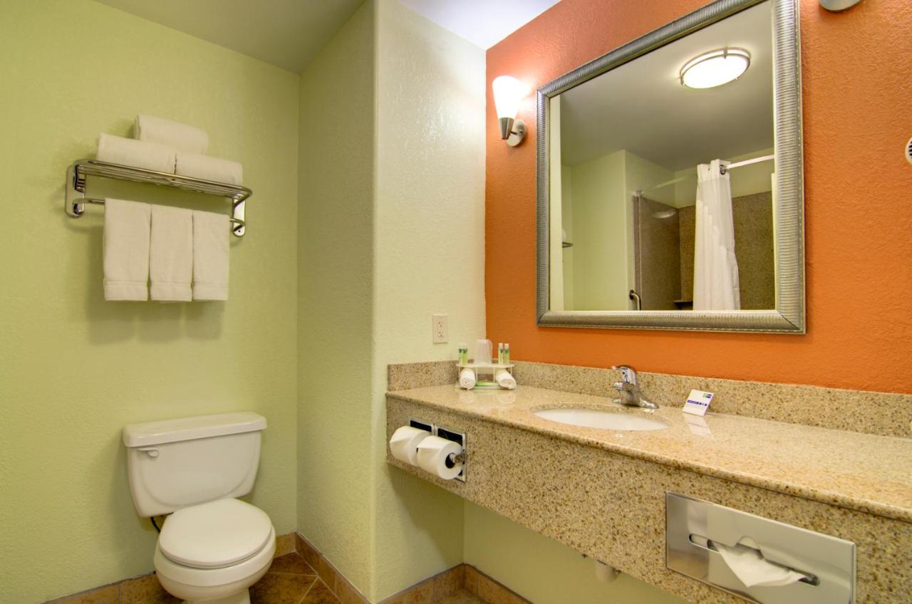 King Feature With Jacuzzi - Non-Smoking at Holiday Inn Express Hotel & Stes Kansas City Sports Complex by IHG