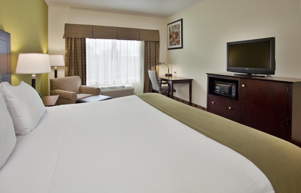 King Room at Holiday Inn Express Hotel & Stes Kansas City Sports Complex by IHG