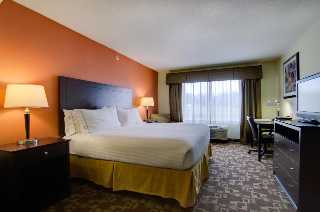 King Room at Holiday Inn Express Hotel & Stes Kansas City Sports Complex by IHG