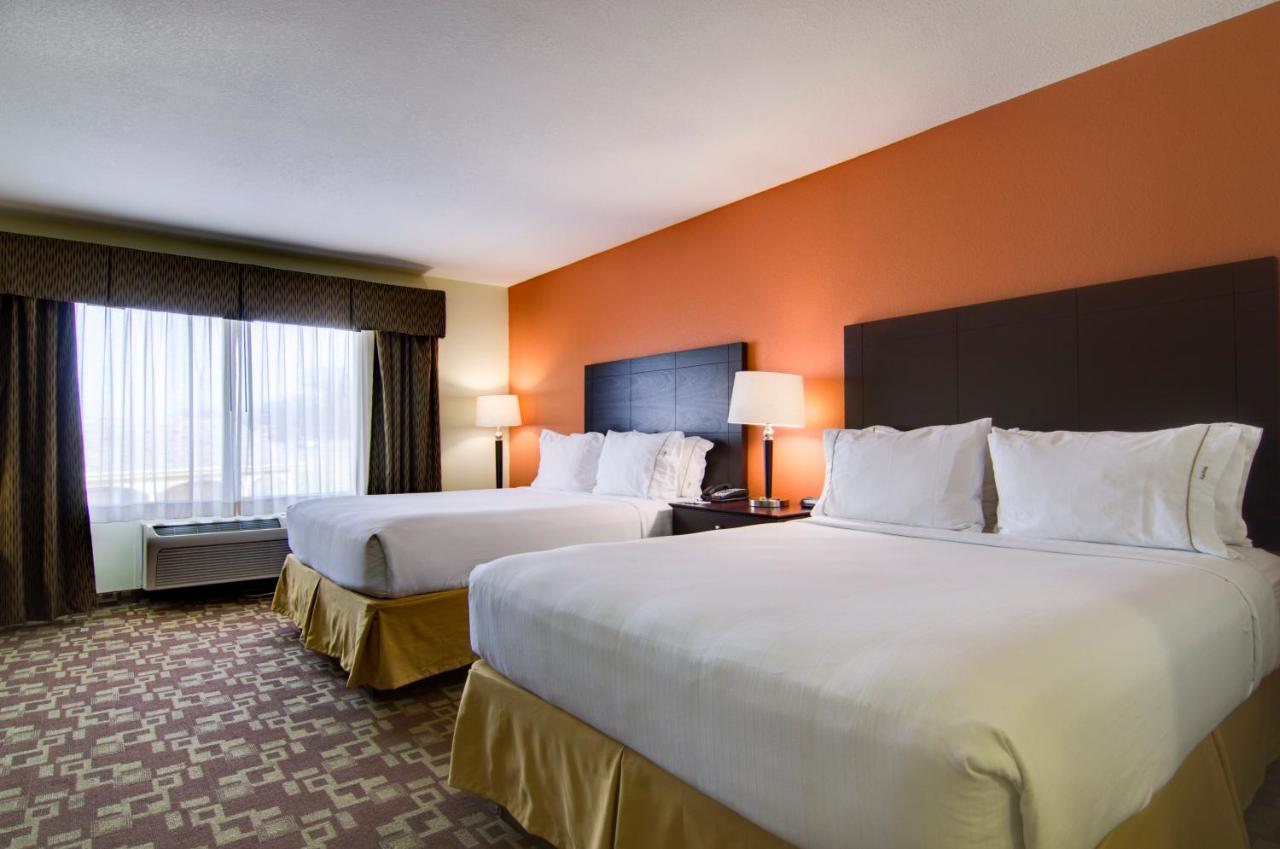 Queen Room with Two Queen Beds at Holiday Inn Express Hotel & Stes Kansas City Sports Complex by IHG