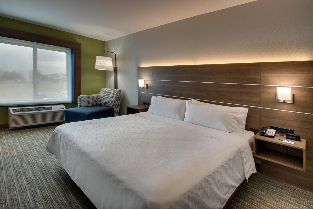 Executive King Room at Holiday Inn Express & Suites Waukegan by IHG