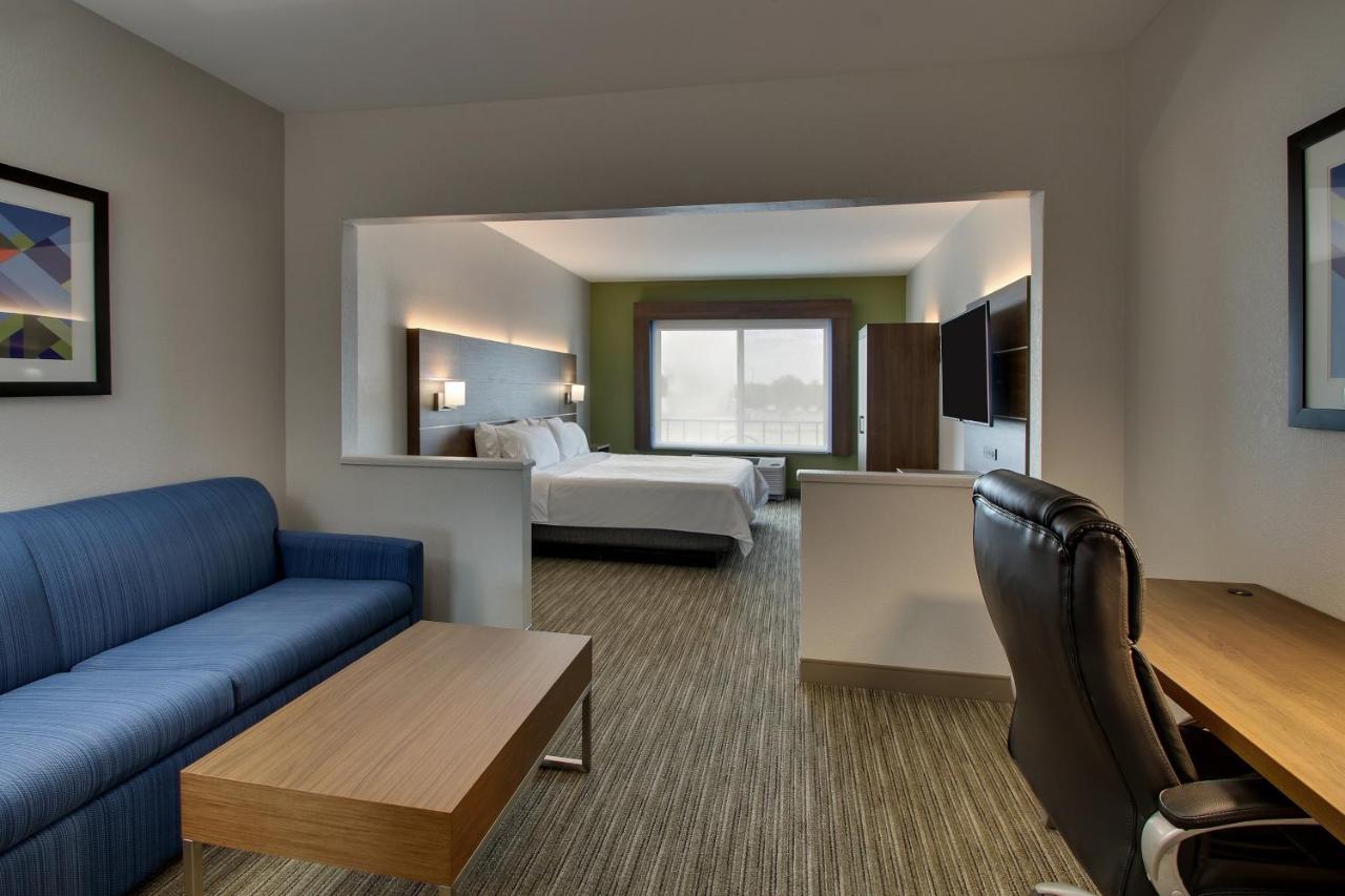 King Suite at Holiday Inn Express & Suites Waukegan by IHG