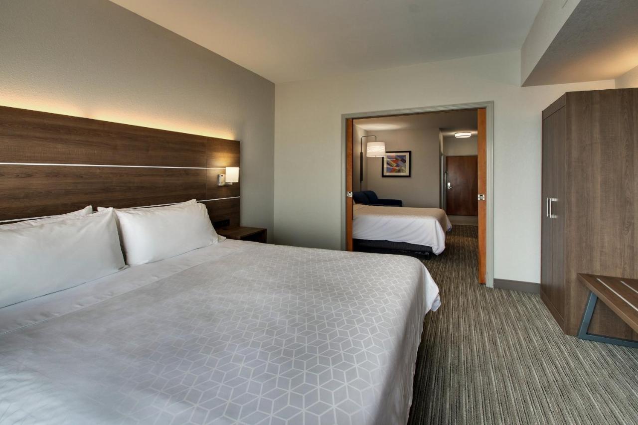 Executive Suite at Holiday Inn Express & Suites Waukegan by IHG