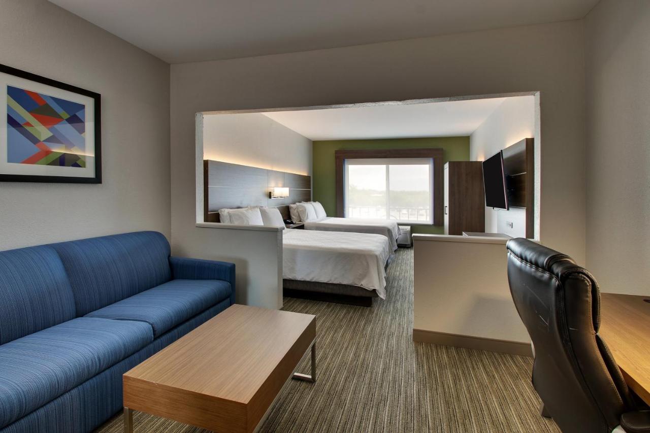 Queen Suite with Two Queen Beds at Holiday Inn Express & Suites Waukegan by IHG