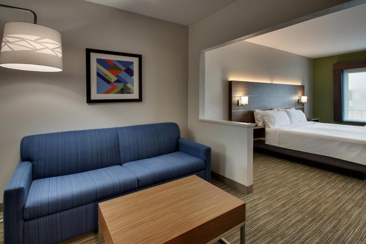 King Suite at Holiday Inn Express & Suites Waukegan by IHG