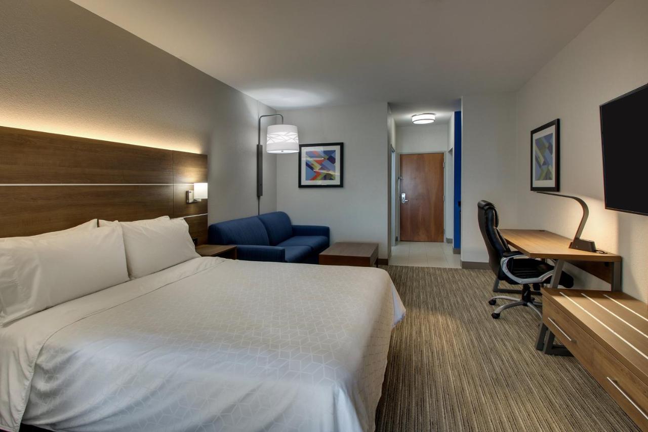 Executive Suite at Holiday Inn Express & Suites Waukegan by IHG