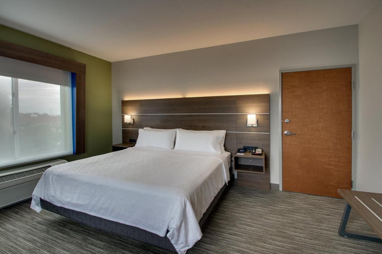 King Room - Hearing Accessible - Roll-in Shower at Holiday Inn Express & Suites Waukegan by IHG