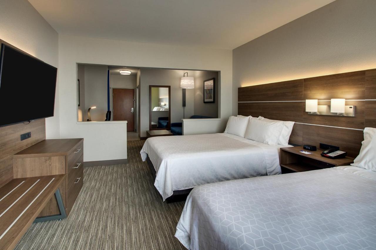 Queen Suite with Two Queen Beds at Holiday Inn Express & Suites Waukegan by IHG