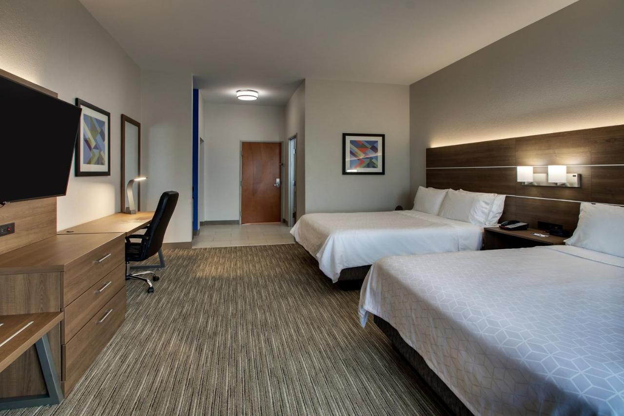 Executive Queen Room with Two Queen Beds at Holiday Inn Express & Suites Waukegan by IHG