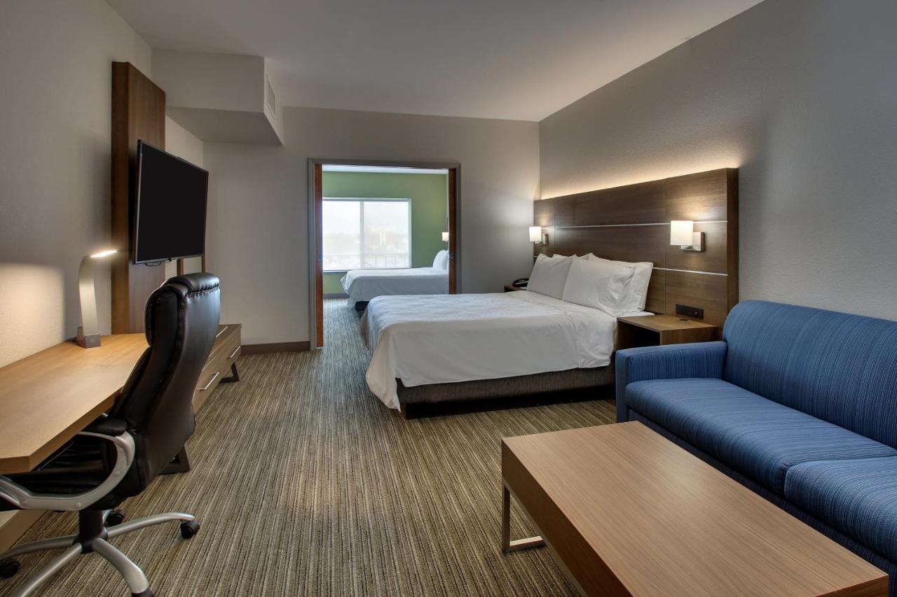 Executive Suite at Holiday Inn Express & Suites Waukegan by IHG