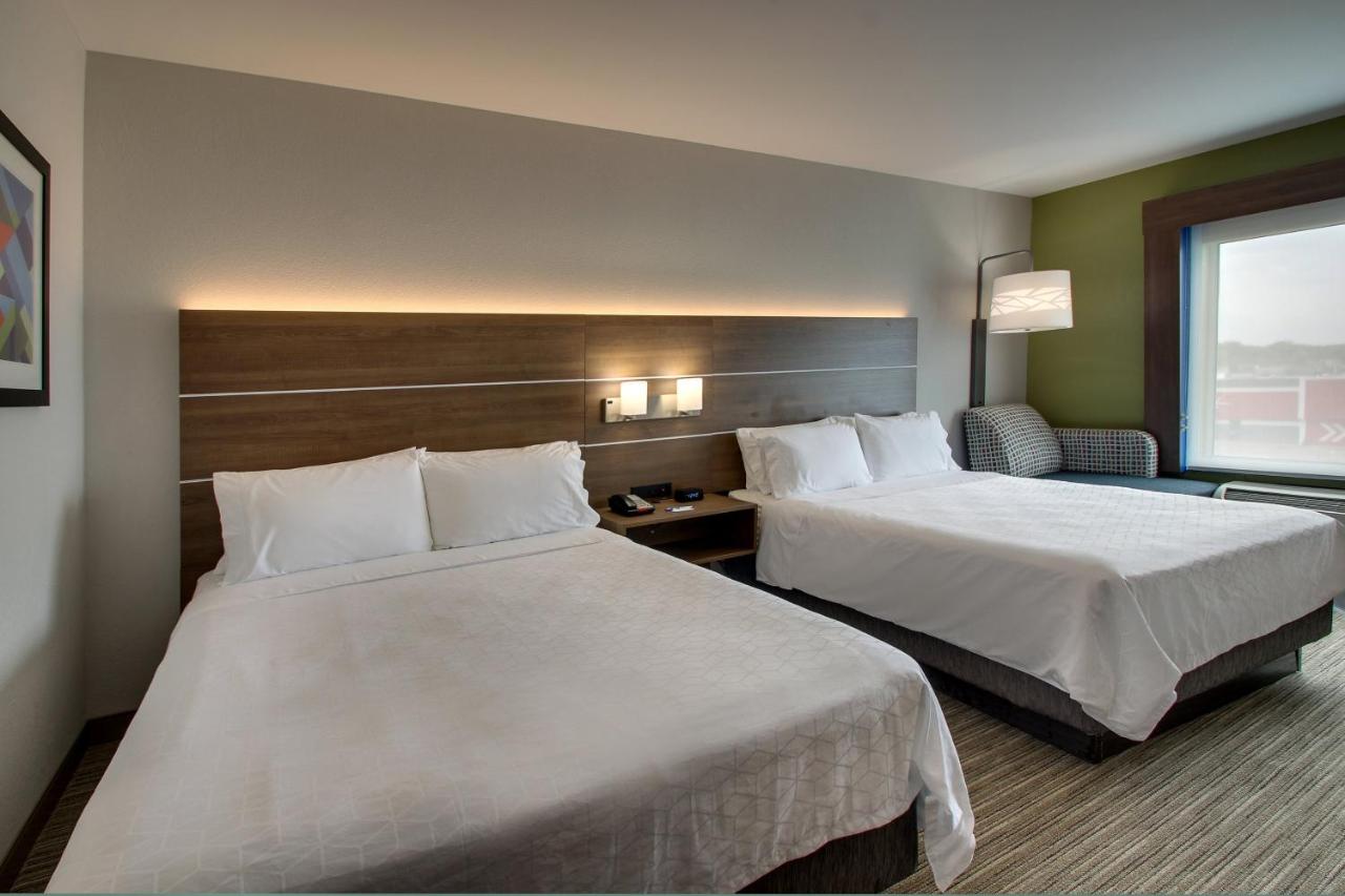 Queen Room with Two Queen Beds at Holiday Inn Express & Suites Waukegan by IHG