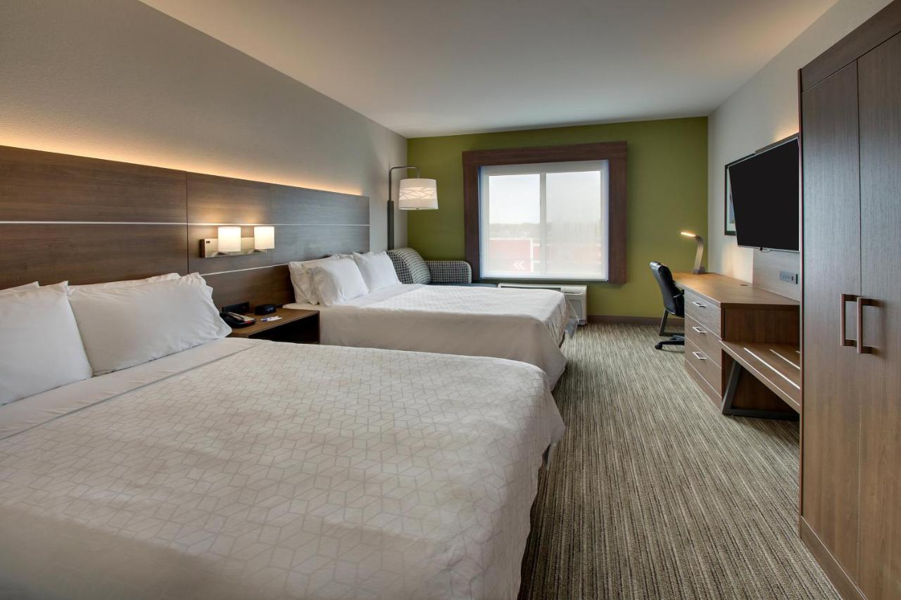 Queen Room with Two Queen Beds at Holiday Inn Express & Suites Waukegan by IHG