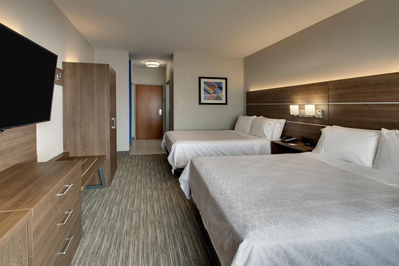 Queen Room with Two Queen Beds at Holiday Inn Express & Suites Waukegan by IHG