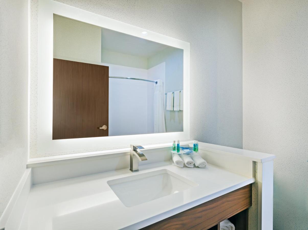 Leisure King Room - Non-Smoking at Holiday Inn Express & Suites Coffeyville by IHG