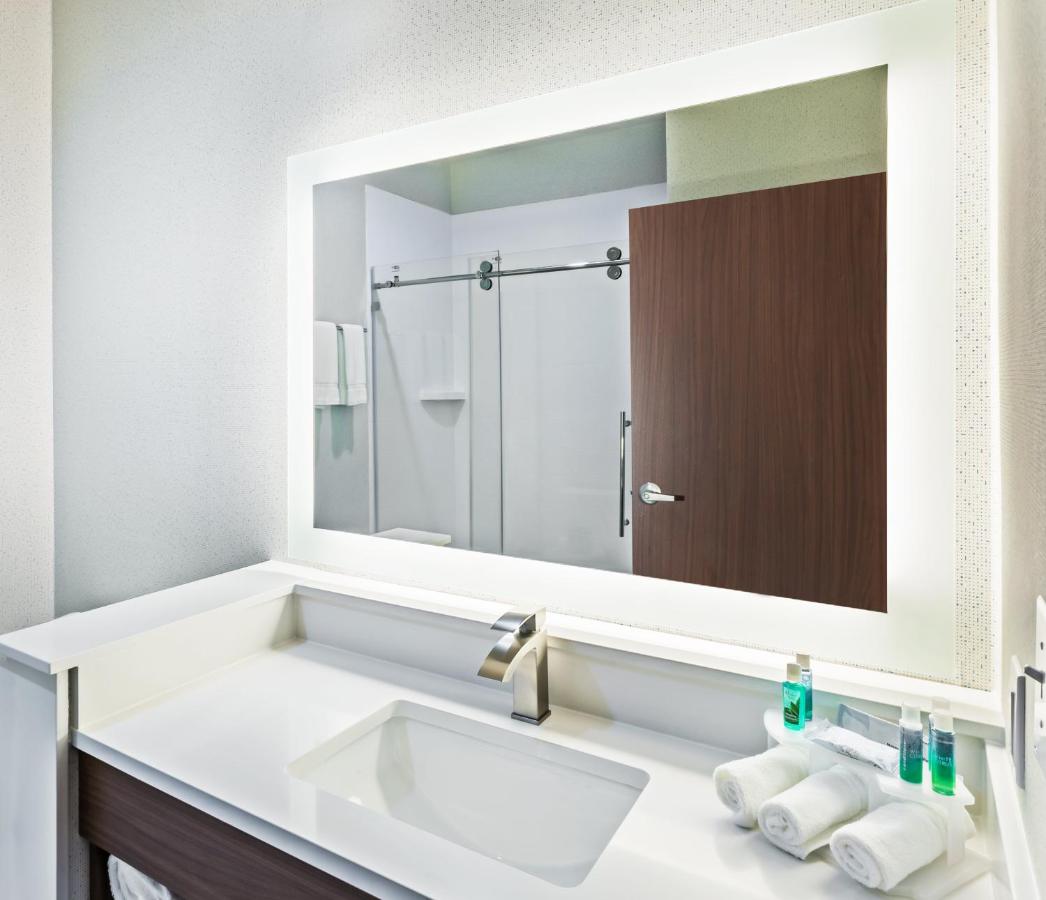 King Room - Hearing Accessible - Non-Smoking at Holiday Inn Express & Suites Coffeyville by IHG