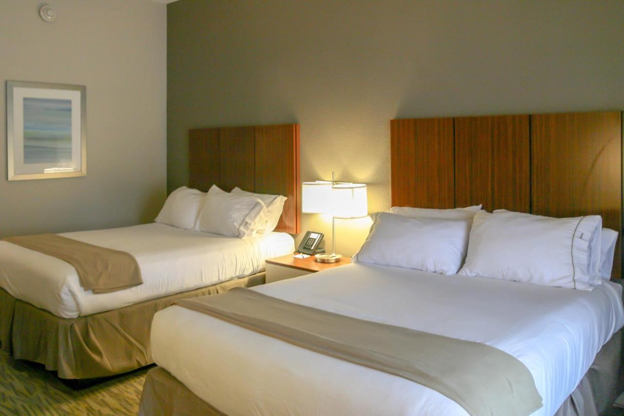 Queen Room with Two Queen Beds at Holiday Inn Express & Suites Vicksburg by IHG