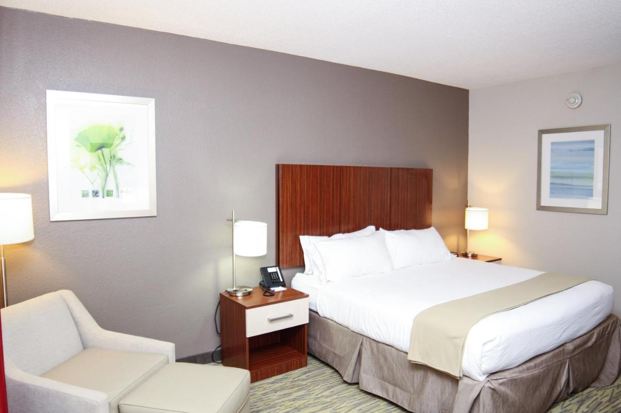King Room at Holiday Inn Express & Suites Vicksburg by IHG