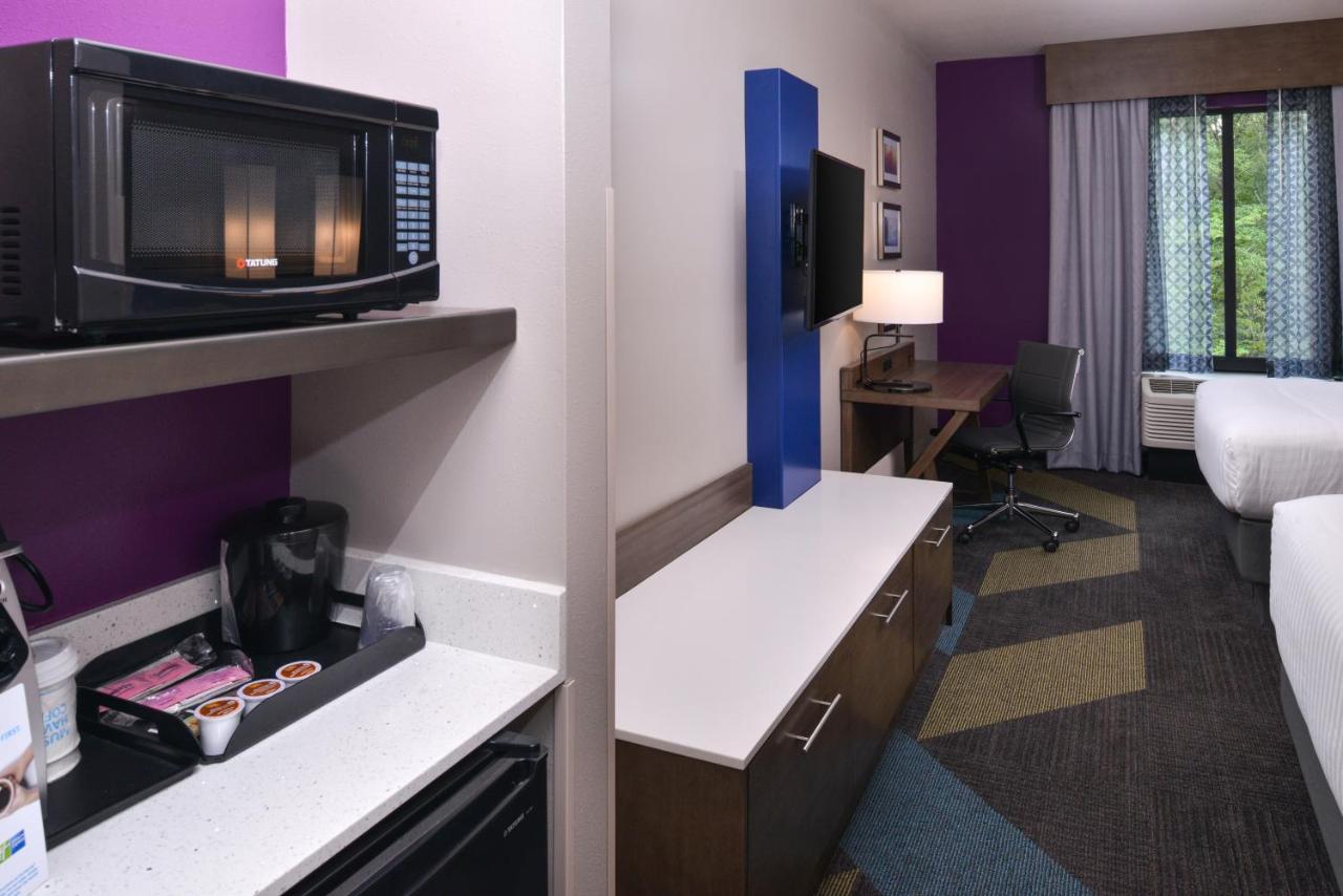Queen Room with Two Queen Beds at Holiday Inn Express & Suites Bryant - Benton Area, an IHG Hotel