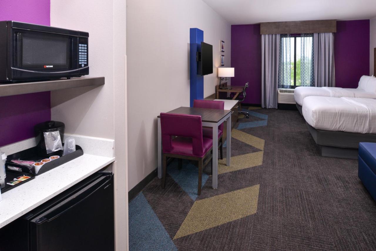 Queen Suite at Holiday Inn Express & Suites Bryant - Benton Area, an IHG Hotel