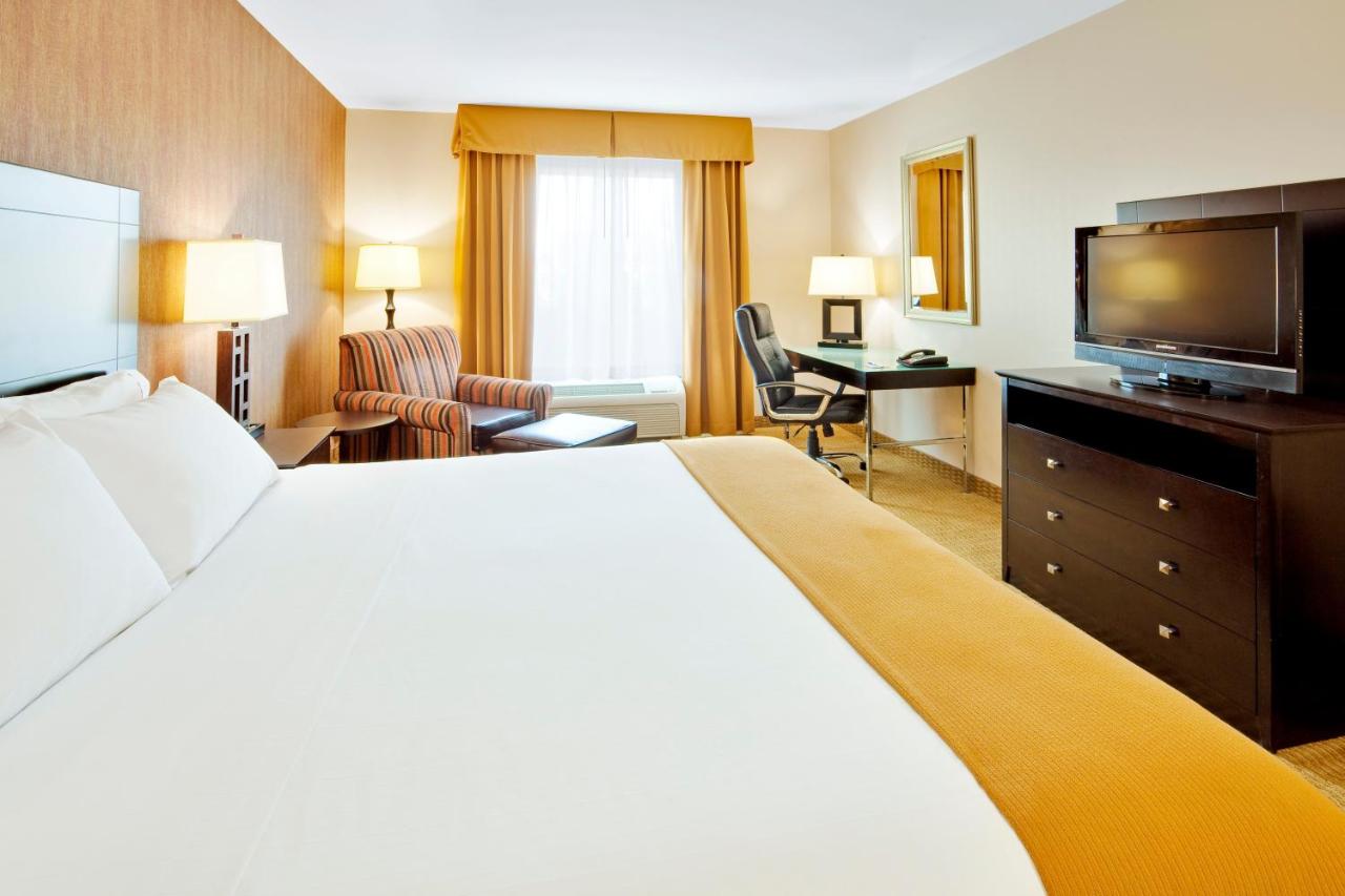 King Room at Holiday Inn Express Hotel & Suites Lebanon by IHG