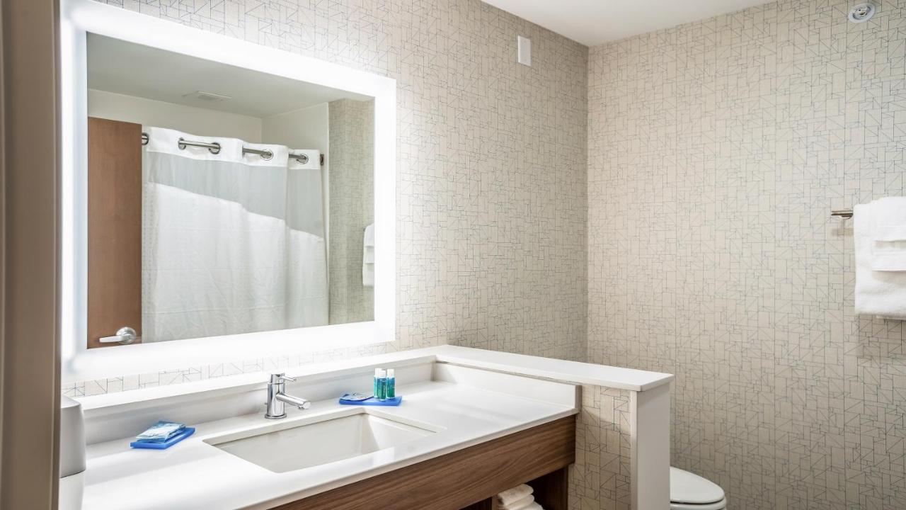 Leisure King Room - Non-Smoking at Holiday Inn Express and Suites-Platteville by IHG