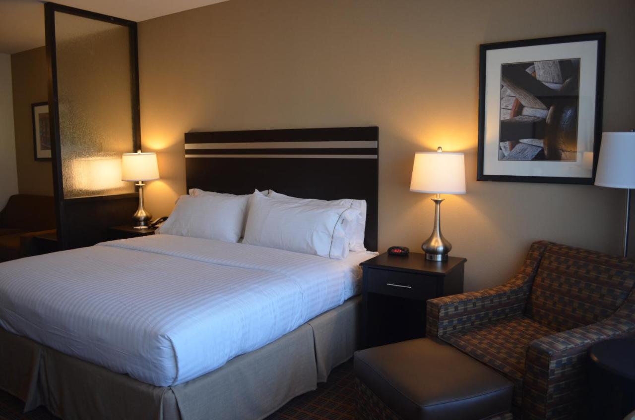 King Suite at Holiday Inn Express & Suites Golden - Denver Area by IHG