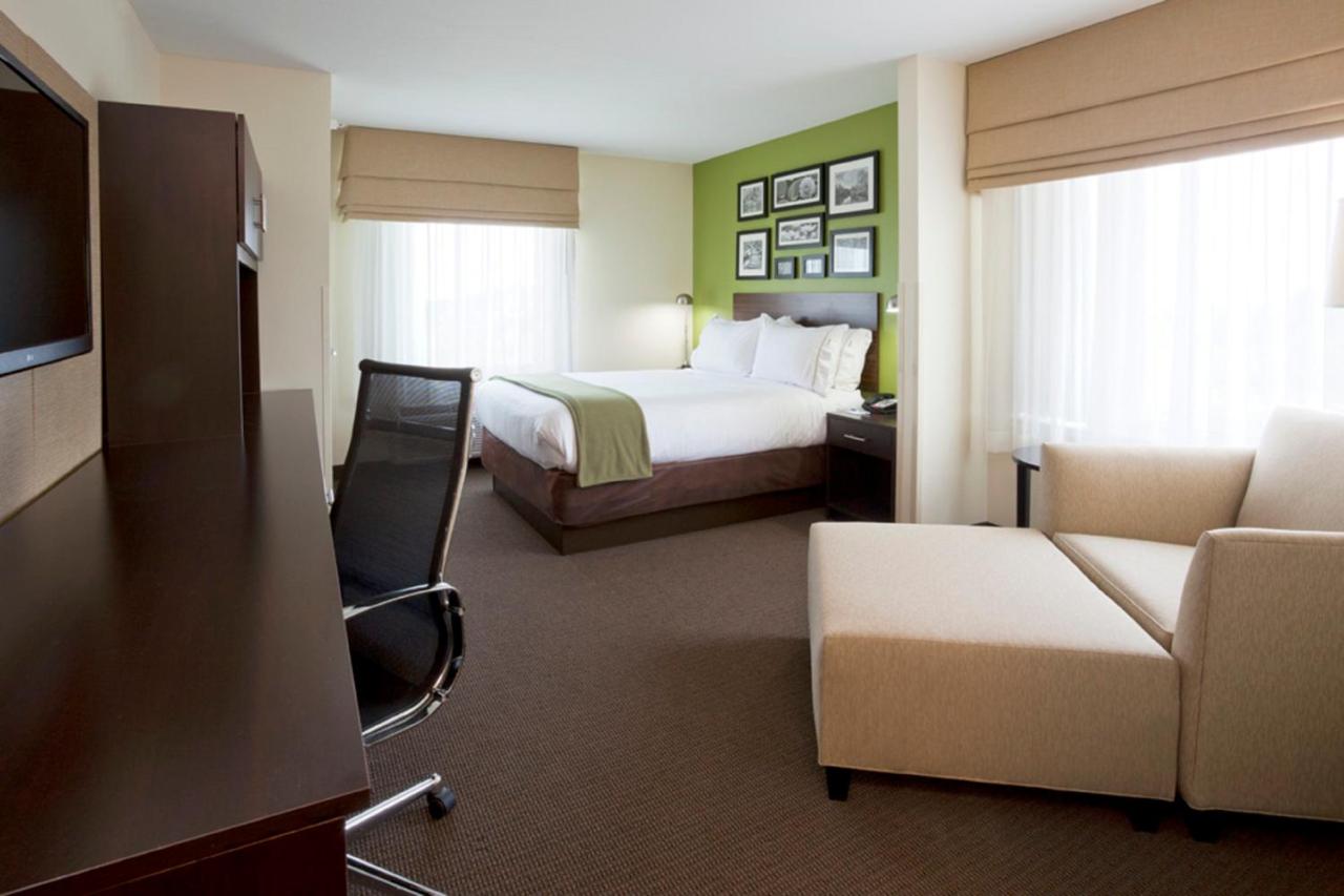 Queen Suite at Holiday Inn Express Hotel & Suites Rogers by IHG