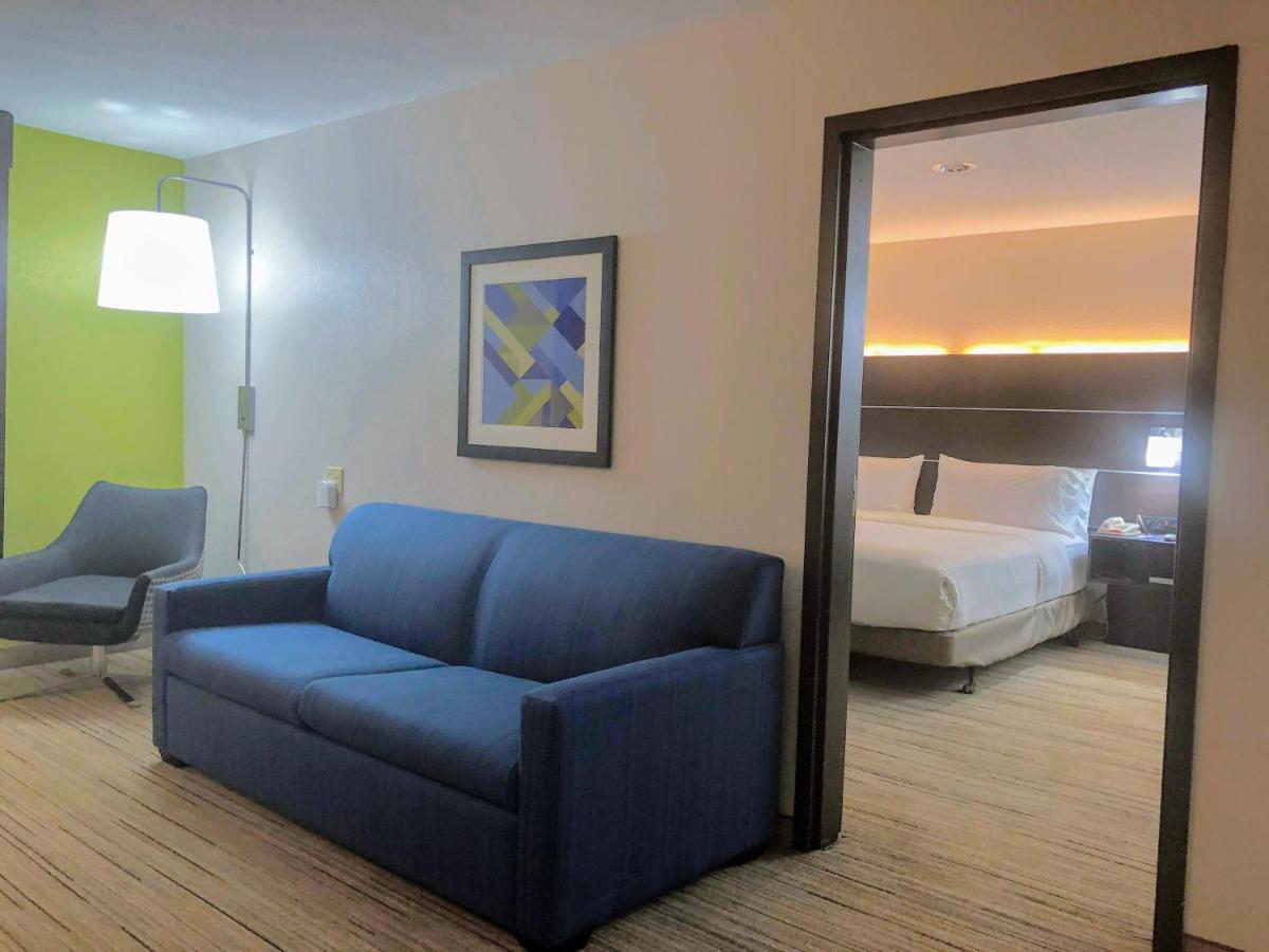 King Suite with Communication Accessible Bathtub at Holiday Inn Express & Suites Hearne by IHG