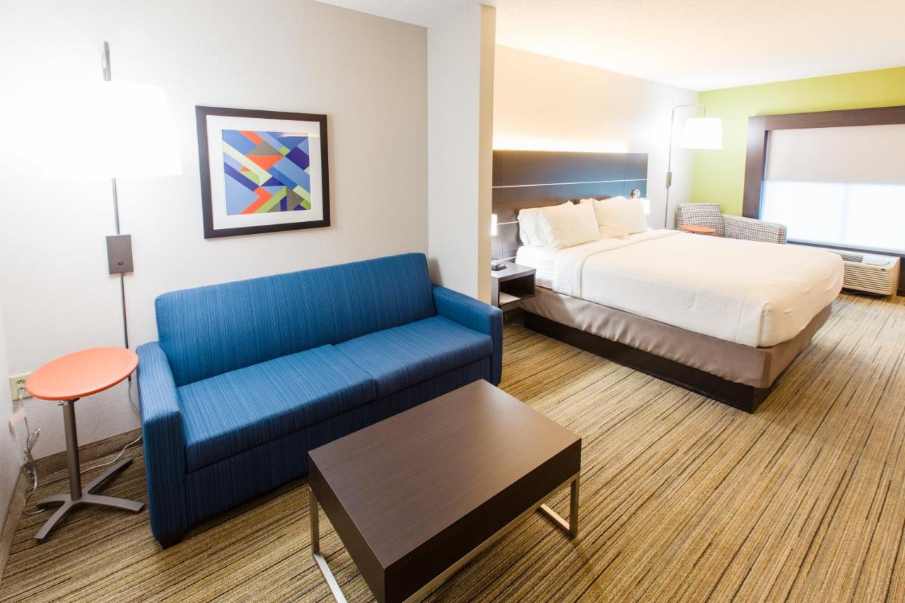 King Suite at Holiday Inn Express Hotel & Suites Harriman
