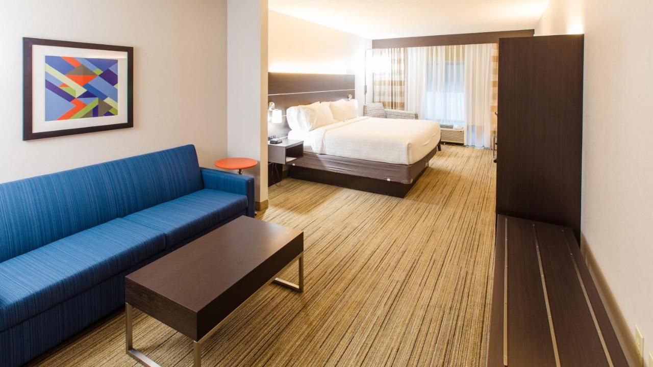 King Suite at Holiday Inn Express Hotel & Suites Harriman
