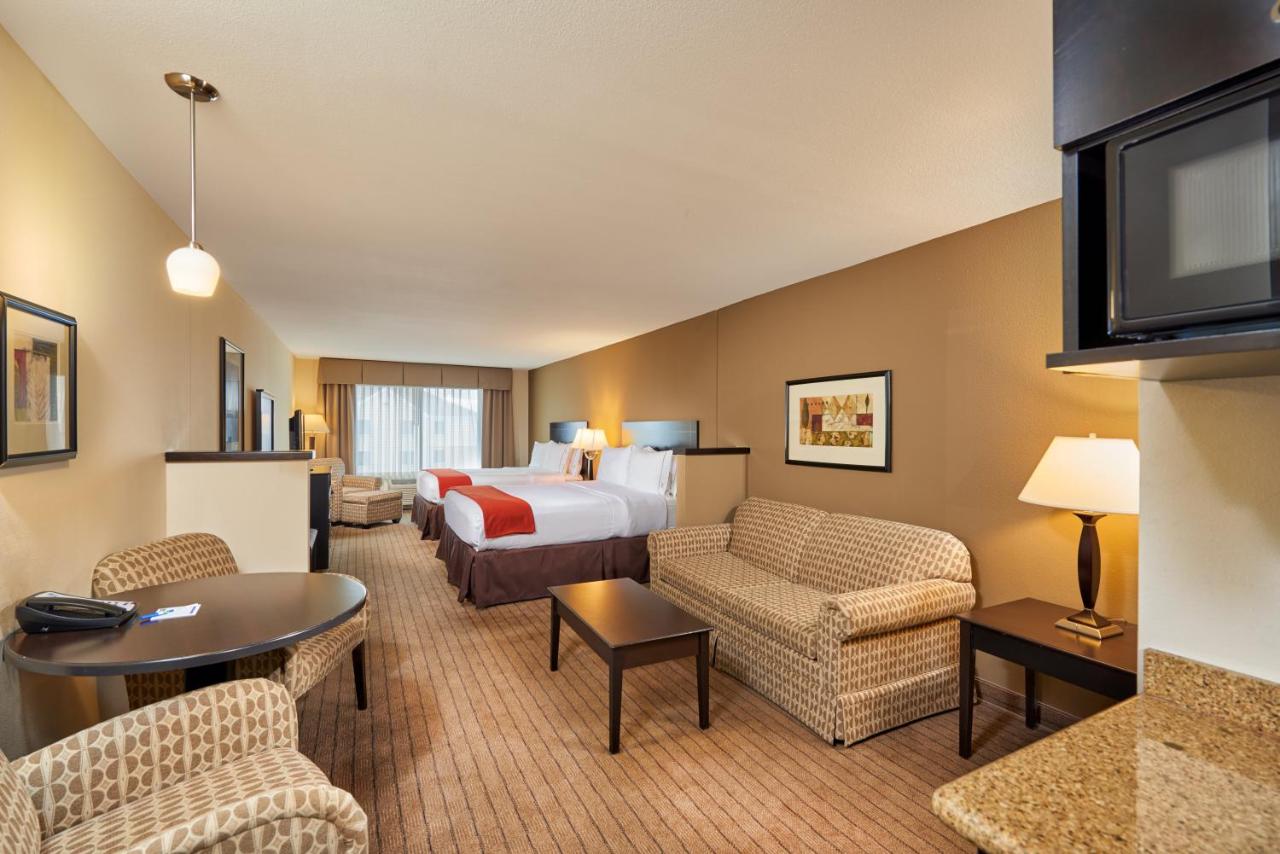 Queen Room with Two Queen Beds at Holiday Inn Express & Suites El Paso Airport Area by IHG