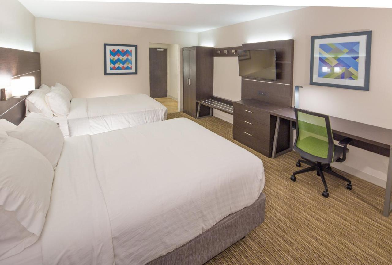 Queen Room with Two Queen Beds at Holiday Inn Express & Suites Indianapolis NW - Zionsville by IHG
