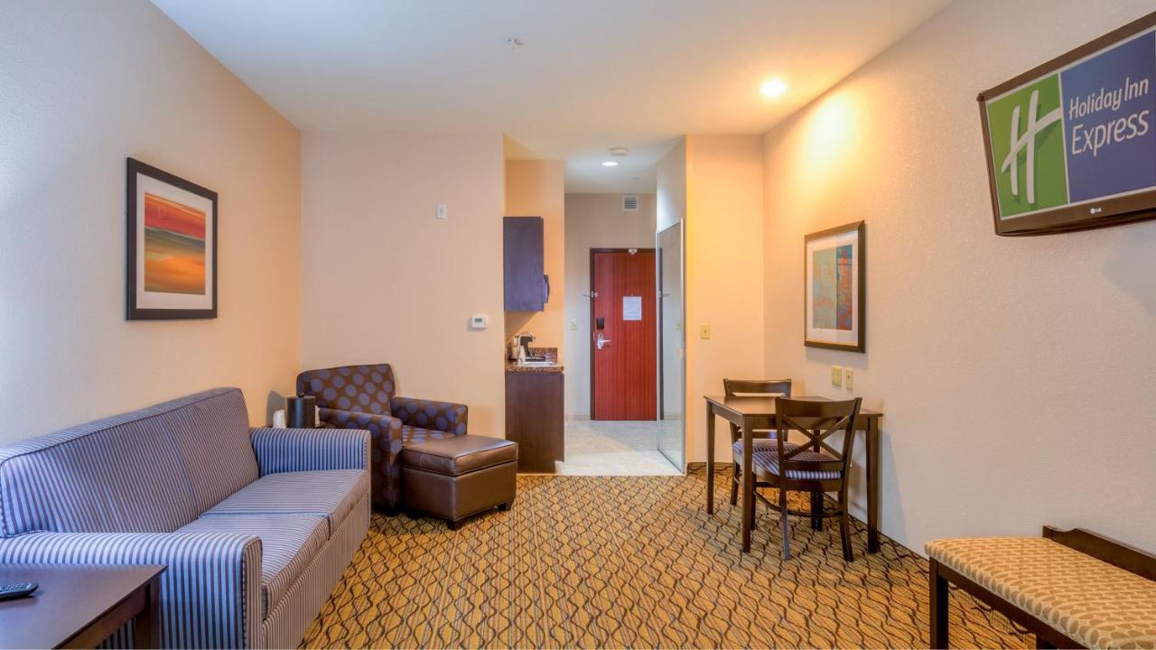 Queen Suite at Holiday Inn Express Hotel & Suites Elk City by IHG