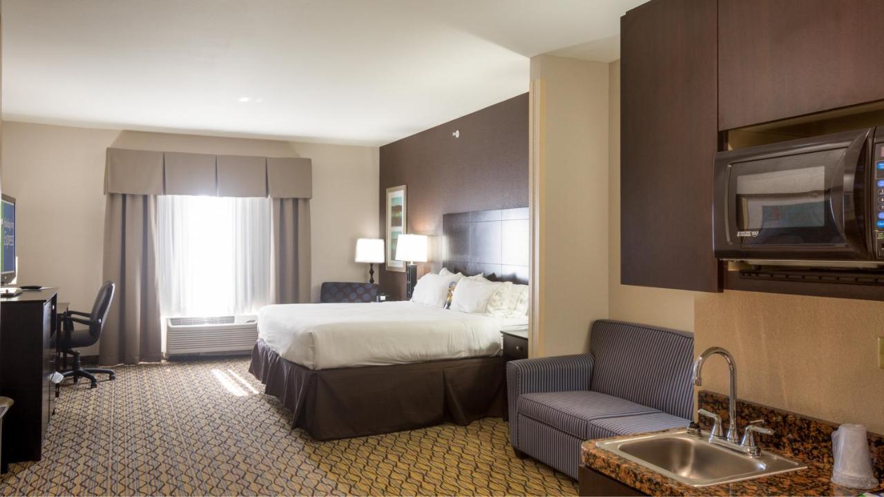 King Suite at Holiday Inn Express Hotel & Suites Elk City by IHG