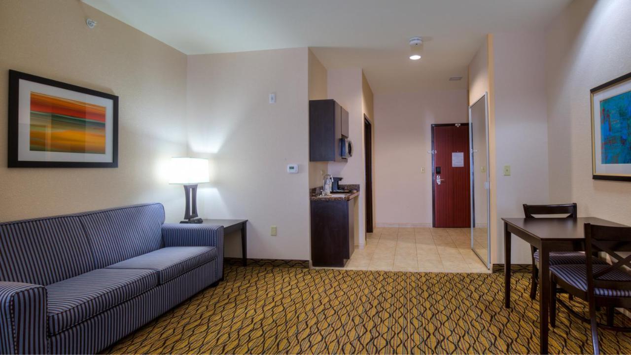 King Suite at Holiday Inn Express Hotel & Suites Elk City by IHG
