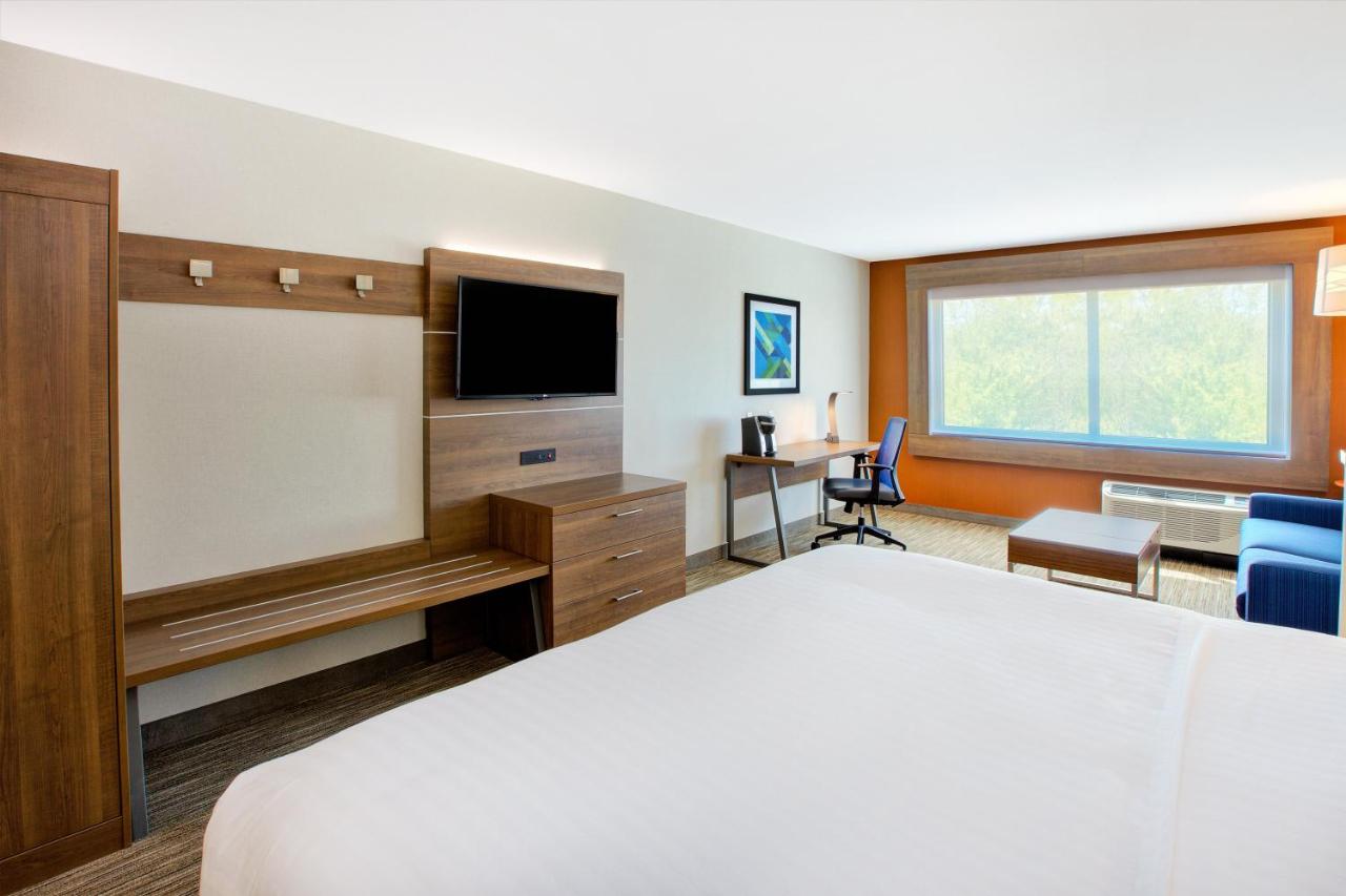King Room at Holiday Inn Express & Suites New Castle by IHG