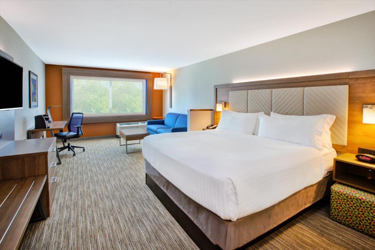 King Suite at Holiday Inn Express & Suites New Castle by IHG