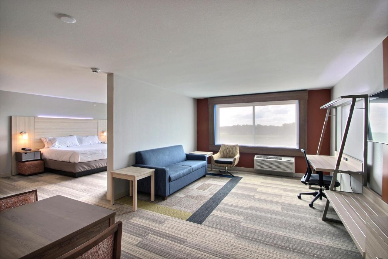 King Suite at Holiday Inn Express & Suites Fond Du Lac by IHG