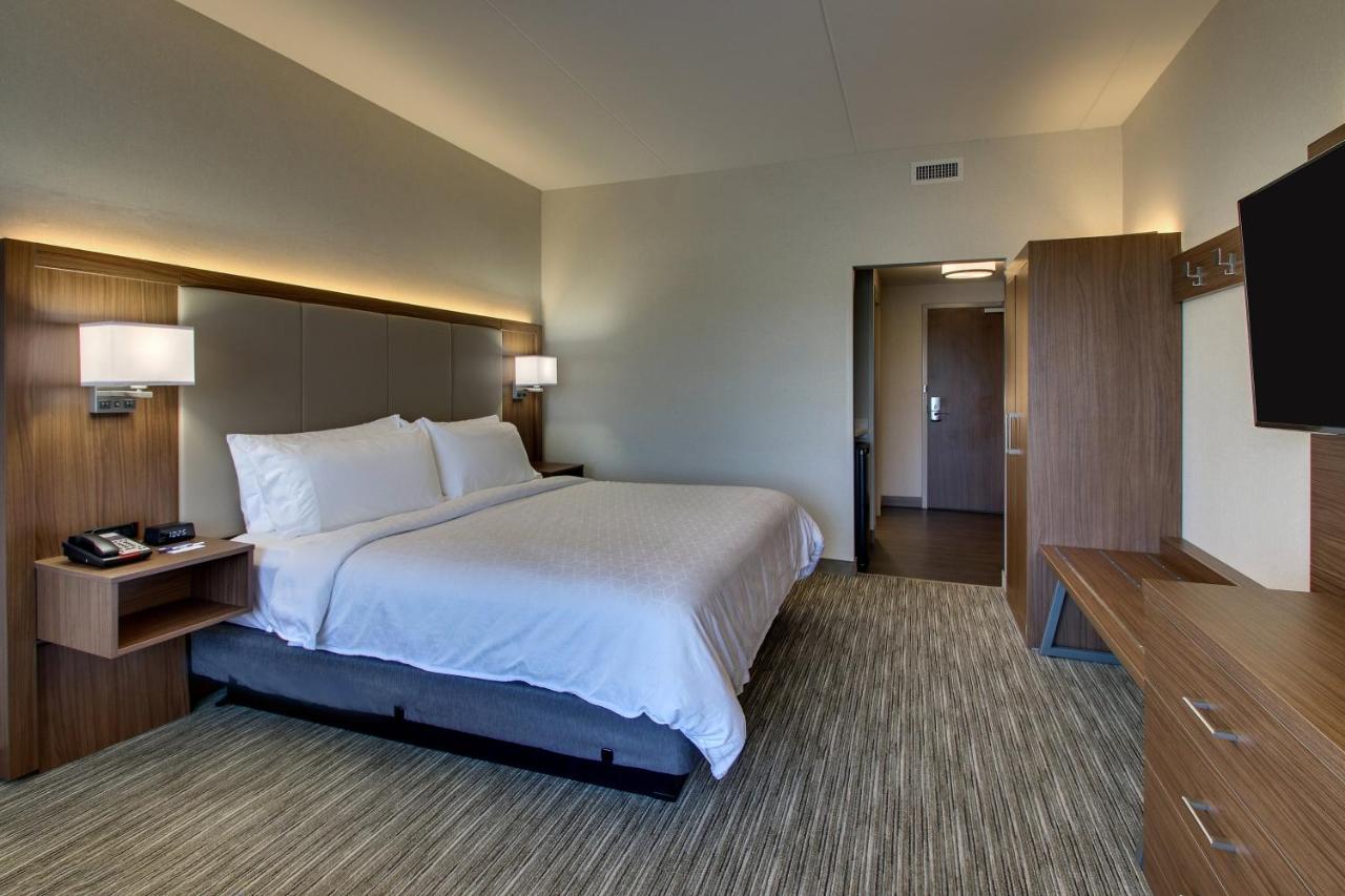 King Room - Mobility Access/Roll in Shower - Non-Smoking at Holiday Inn Express & Suites Findlay North by IHG