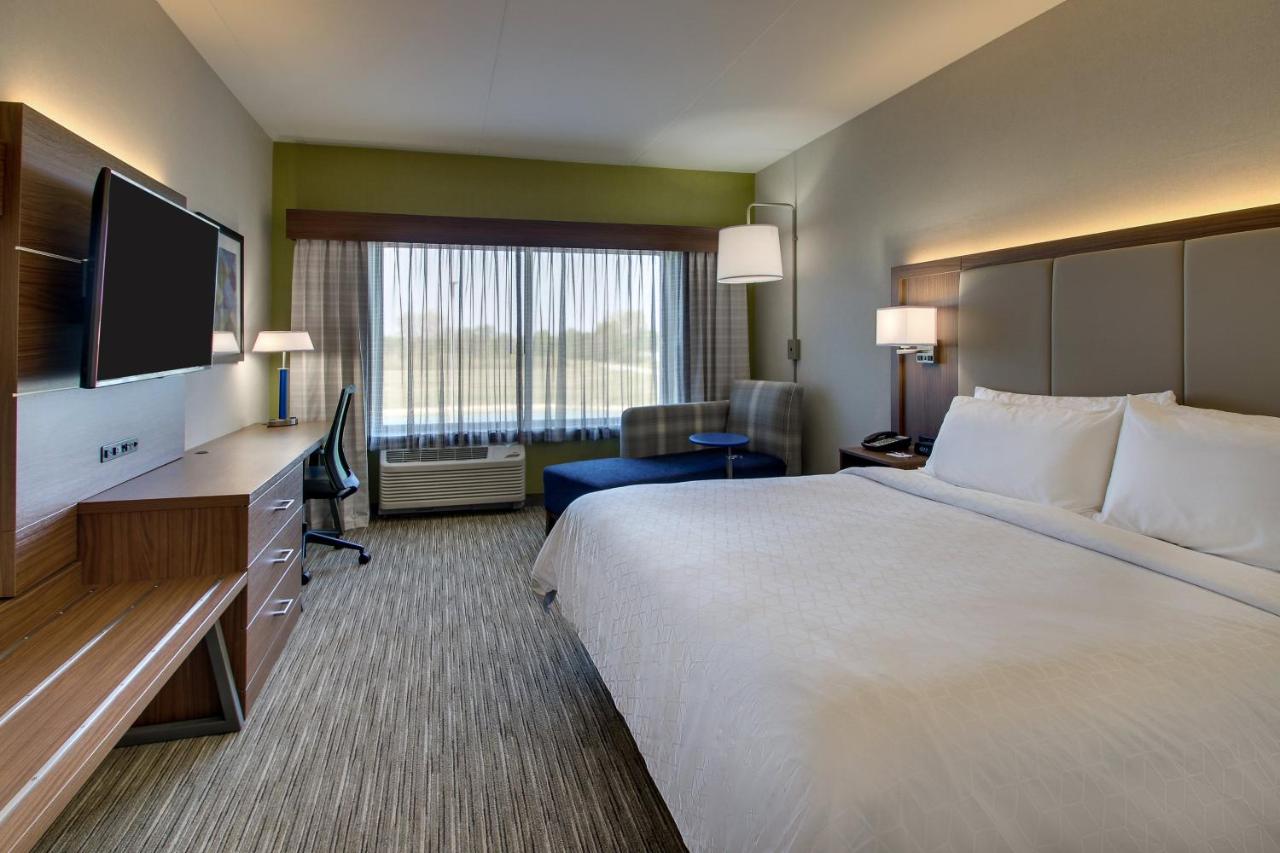 King Room - Mobility Access/Roll in Shower - Non-Smoking at Holiday Inn Express & Suites Findlay North by IHG